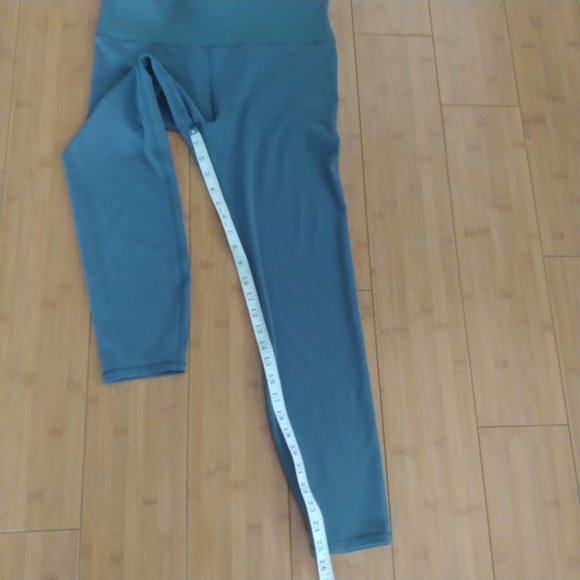 Vuori Women's Rib Studio Leggings Pant Size XL Blue Inseam 25" EUC - Picture 5 of 7